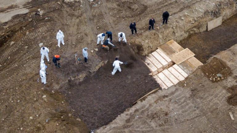 Εικόνες σοκ από ομαδικούς τάφους θυμάτων του κορονοϊού στη Νέα Υόρκη (ΒΙΝΤΕΟ)