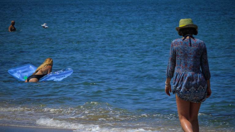 Περίπου το 50% των Ελλήνων σχεδιάζει να κάνει καλοκαιρινές διακοπές