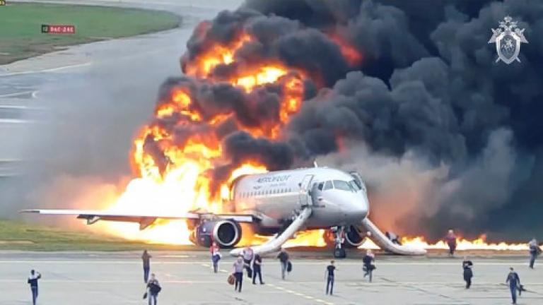Ρωσία: Εικόνες-σοκ από φλεγόμενο αεροσκάφος (ΒΙΝΤΕΟ)