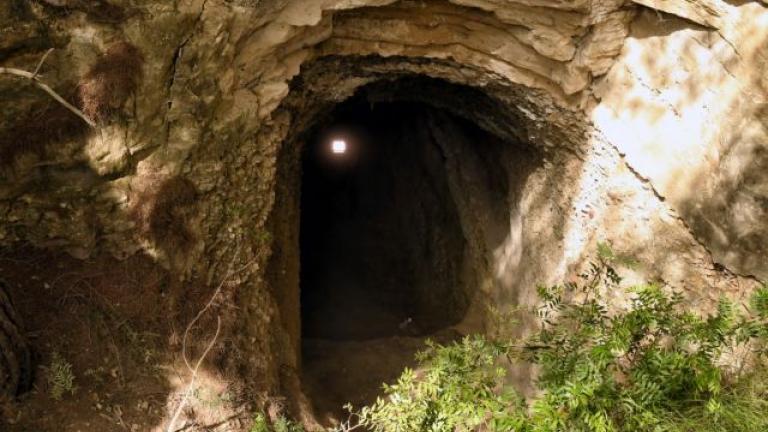 Η επιχείρηση ανάσυρσης των πτωμάτων των 4 ανδρών από τη σπηλιά στο Λουτράκι (ΒΙΝΤΕΟ)