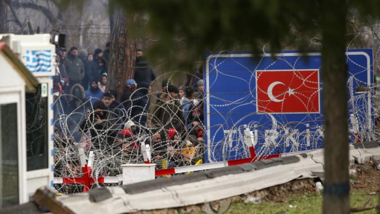 Με νέο προσφυγικό κύμα προς την Ελλάδα απειλεί ο Τσαβούσογλου 