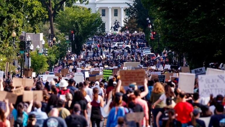 ΗΠΑ: Διαδηλωτές έξω από τον Λευκό Οίκο - 1.600 στρατιώτες στην Ουάσινγκτον