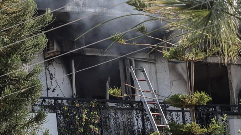 Φωτιά στη Βούλα: Στι διπλοκατοικία έμεναν πέντε γυναίκες (γιαγιά, κόρες και εγγονές)  - Άγνωστο ποια είναι η νεκρή (ΦΩΤΟ-ΒΙΝΤΕΟ)