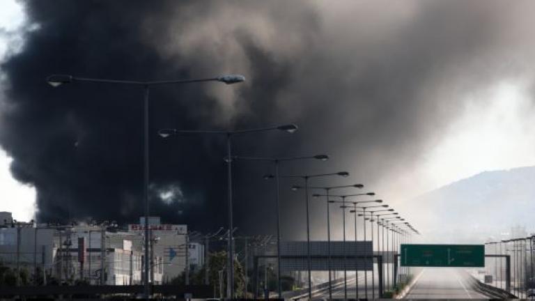 Μαίνεται η πυρκαγιά στο εργοστάσιο πλαστικών στην Μεταμόρφωση Αττικής