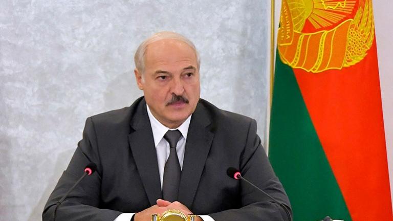 Λευκορωσία: Ο Λουκασένκο φιμώνει τα ΜΜΕ και διατάζει τον στρατό να υπερασπιστεί τη χώρα