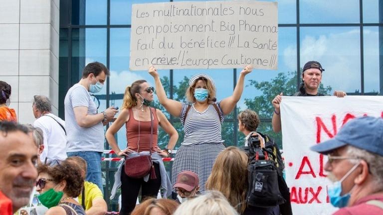 Βέλγιο: Διαδήλωση εναντίον της χρήσης μάσκας, των εμβολίων και του Μπιλ Γκέιτς 