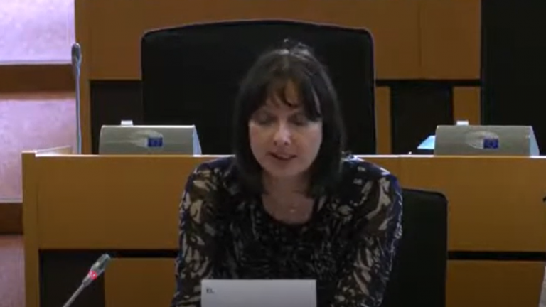Έλενα Κουντουρά στην Ευρωβουλή: "Ντροπή οι εικόνες πολιτών που στοιβάζονται σε ΜΜΜ"