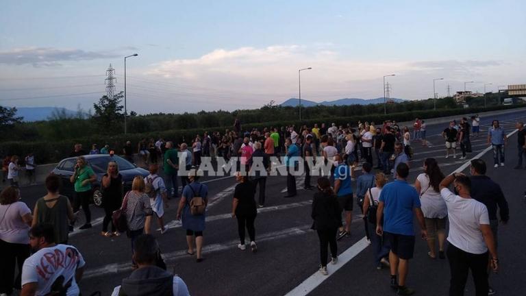 Κλειστή η Αθηνών - Λαμίας: Κάτοικοι διαμαρτύρονται για τη μεταφορά προσφύγων και μεταναστών