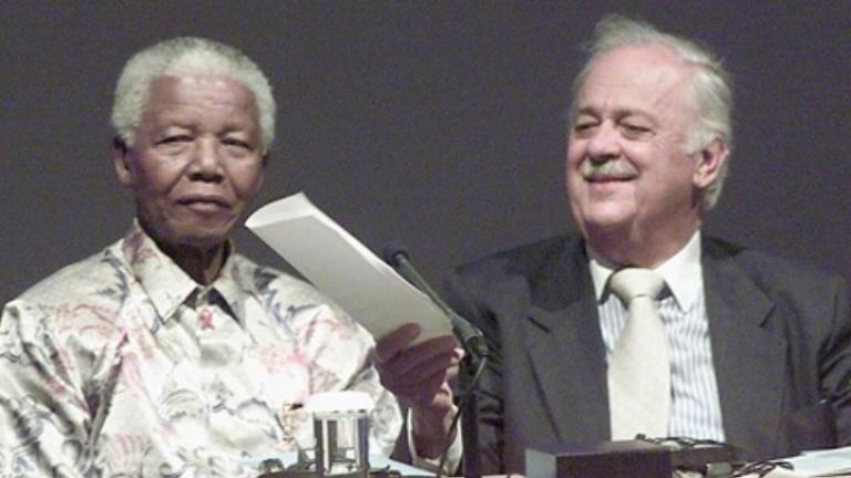 Ο Τζορτ Μπίζος, πιστός φίλος του Νέλσον Μαντέλα, κηδεύθηκε στο Γιοχάνεσμπουργκ