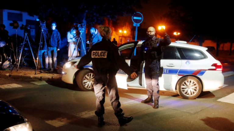 Τρομοκρατική επίθεση στο Παρίσι: Ένοπλος μαχαίρωσε και σκότωσε άνδρα για σκίτσα του Μωάμεθ