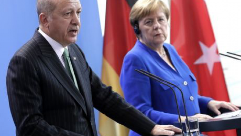 Ο Ερντογάν αποθρασύνθηκε! Είπε προκλητικά στη Μέρκελ ότι η ΕΕ υπέκυψε στον εκβιασμό Ελλάδος και Κύπρου