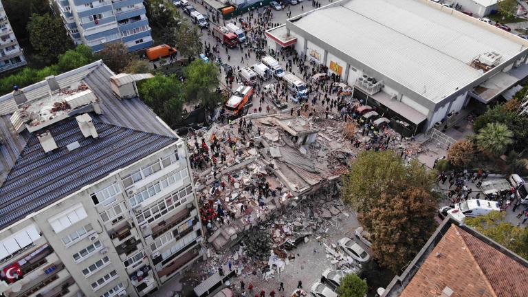 Σεισμός Τουρκία: Μία γυναίκα και τρία παιδιά ανασύρθηκαν ζωντανοί από τα χαλάσματα - 26 οι νεκροί