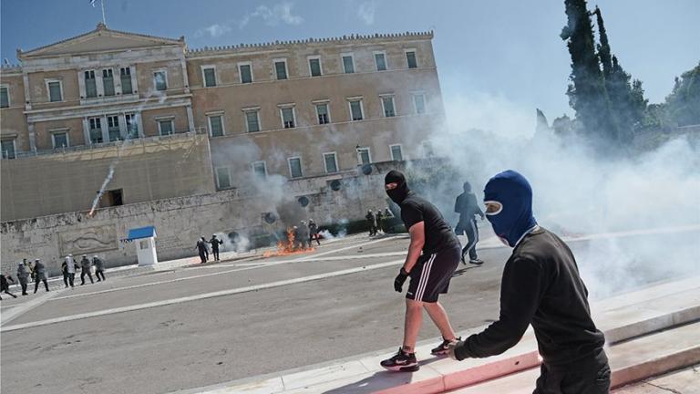 Πανεκπαιδευτικό συλλαλητήριο στο κέντρο της Αθήνας - Επεισόδια και χρήση χημικών από τα ΜΑΤ (ΦΩΤΟ)