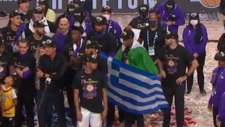 Με την ελληνική σημαία στην απονομή του NBA ο Κώστας Αντετοκούνμπο (ΒΙΝΤΕΟ-ΦΩΤΟ)