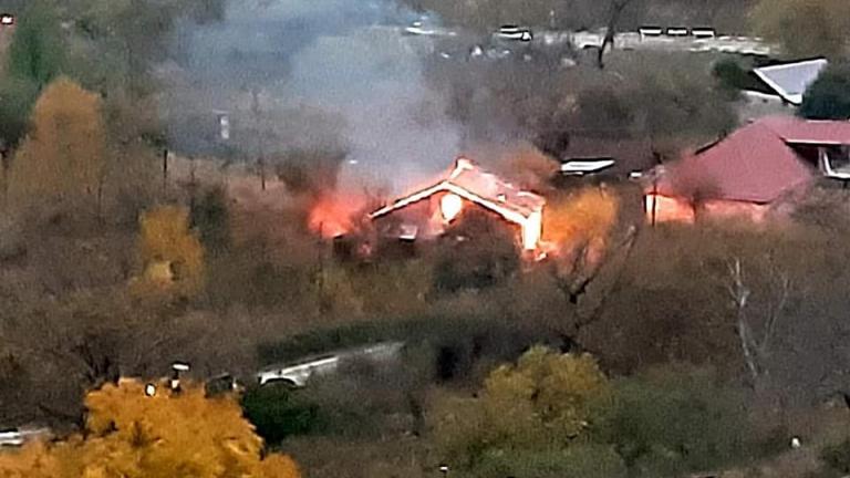 Οι Αρμένιοι καίνε τα σπίτια τους καθώς τα εγκαταλείπουν και παίρνουν το δρόμο της προσφυγιάς (ΦΩΤΟ)