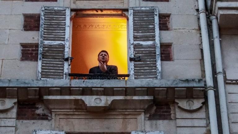 Παρίσι - Δεύτερο lockdown: Ένας τενόρος τραγουδάει από το παράθυρό του