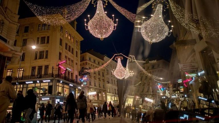Covid-19: Η Ευρώπη χαλαρώνει τα μέτρα ενόψει των Χριστουγέννων ενώ στις ΗΠΑ σκληραίνουν