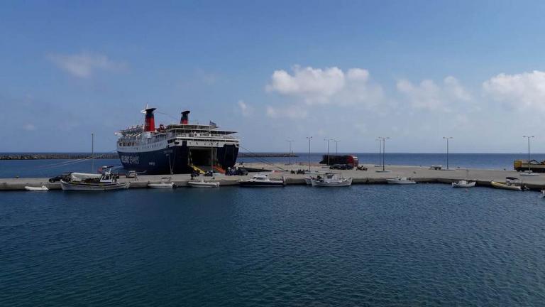 Στο λιμάνι της Κάσου προσέκρουσε ελαφρά το "Blue Star Patmos"