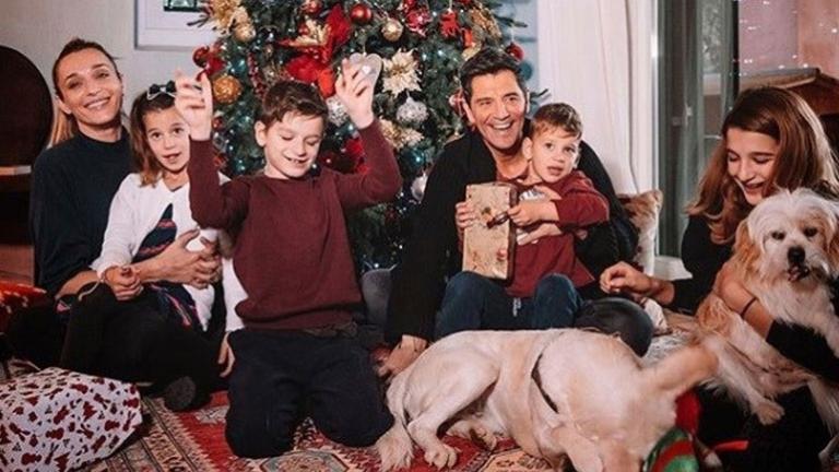 Σάκης Ρουβάς - Κάτια Ζυγούλη: Ποζάρουν αγκαλιά με τα παιδιά τους κάτω από το χριστουγεννιάτικο δέντρο του σπιτιού τους