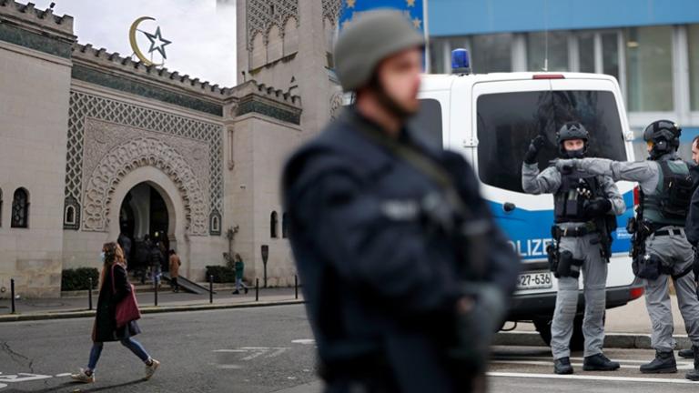 Η Γαλλία τα βάζει με το ακραίο πολιτικό ισλαμισμό