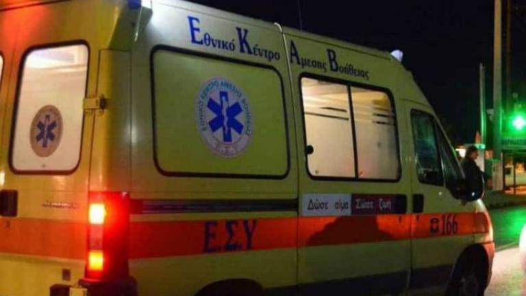 Ο άτυχος άνδρας μεταφέρθηκε στο νοσοκομείο με ασθενοφόρο του ΕΚΑΒ, φέρει ελαφρά τραύματα στο κεφάλι και στο πρόσωπο
