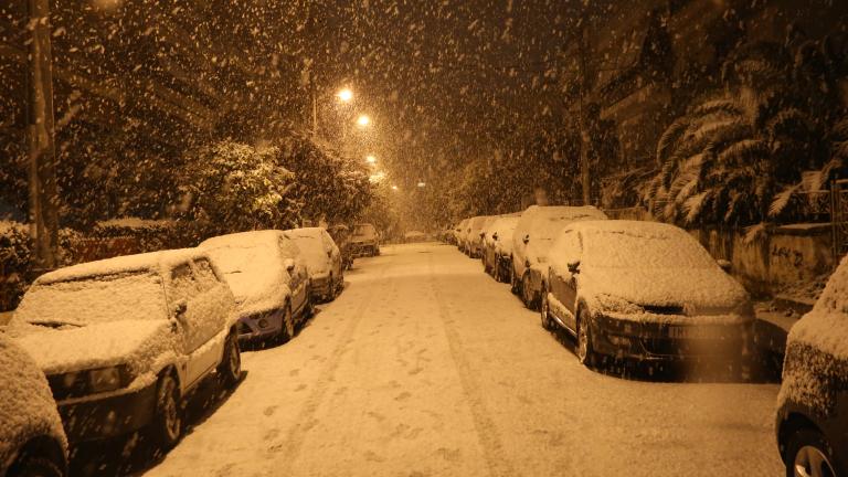 Κακοκαιρία «Μήδεια»: Χιονίζει στο κέντρο της Αθήνας - Δύσκολη νύχτα για την Αττική
