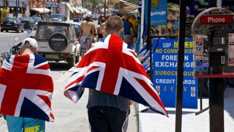 Τάιμς του Λονδίνου: Η Αθήνα σκέφτεται να ανοίξει τα σύνορα σε Βρετανούς τουρίστες που έχουν εμβολιαστεί