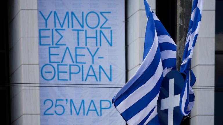 Η Αθήνα στολίζεται για τη μεγάλη παρέλαση της 25ης Μαρτίου