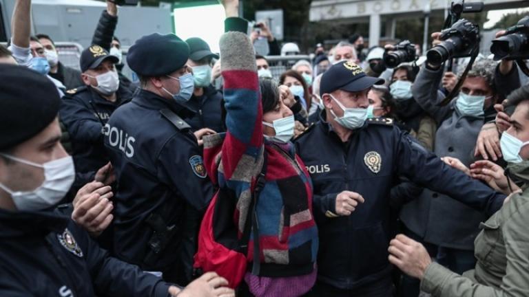 Τουρκία: Ακόμη 50 άνθρωποι συνελήφθησαν που διαδήλωναν έξω από δικαστήριο, σε ένδειξη συμπαράστασης προς τους φοιτητές που είχαν συλληφθεί την Πέμπτη
