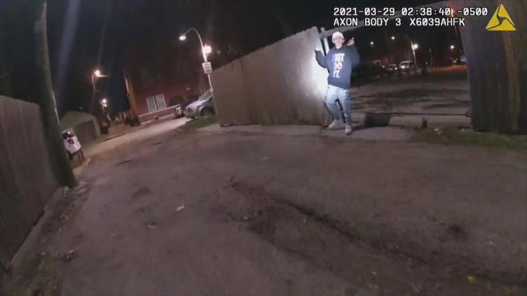 Το βίντεο από την κάμερα που φόραγε αστυνομικός όταν πυροβόλησε 13χρονο καθώς σήκωνε τα χέρια ψηλά σοκάρει τις ΗΠΑ