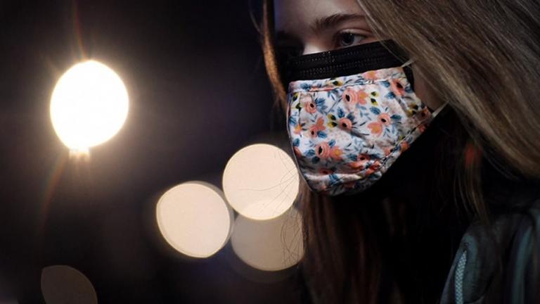 Μια υφασμάτινη πάνω από τη χειρουργική μάσκα αυξάνει έως το 80% την προστασία από τα σωματίδια του κορονοϊού, σύμφωνα με αμερικανική μελέτη