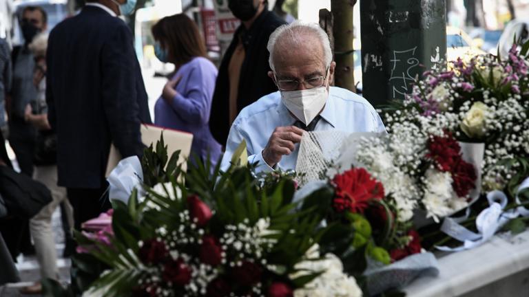 Λουλούδια από συγγενείς και συναδέλφους στη μνήμη των θυμάτων της Marfin