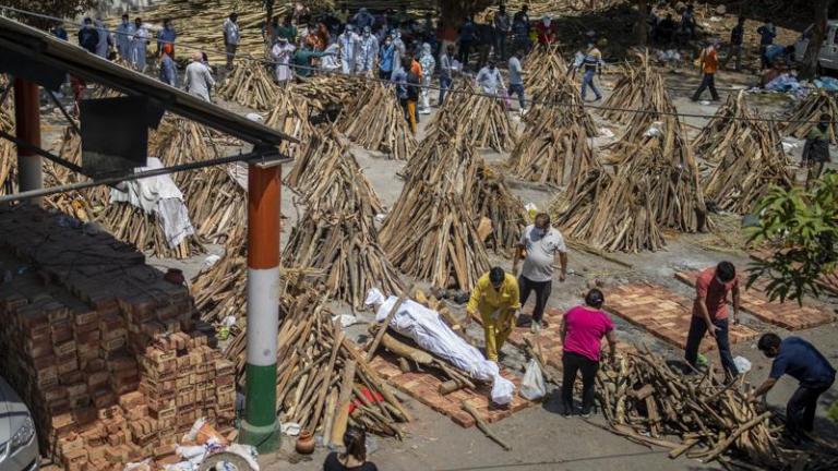 Τραγωδία χωρίς τέλος στην Ινδία - Καθημερινά ρεκόρ θανάτων και κρουσμάτων