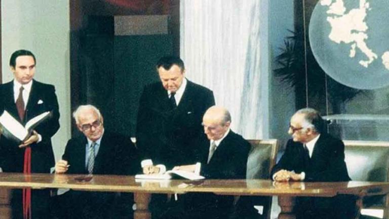 42 χρόνια πριν: Η υπογραφή της Συνθήκης Προσχώρησης της Ελλάδας στην ΕΟΚ - Οι ομιλίες των πρωταγωνιστών, τα δημοσιεύματα του Τύπου