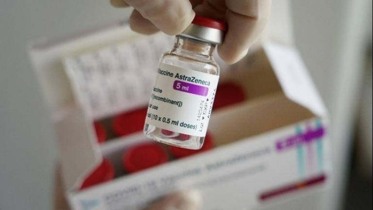 Τι λέει ο ΕΟΦ για τα περιστατικά θρόμβωσης με θρομβοπενία μετά τη λήψη του εμβολίου VAXZEVRIA της AstraZeneca