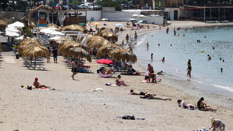 Γέμισαν κόσμο οι παραλίες της Αττικής με τον υδράργυρο να ξεπερνά τους 40 βαθμούς