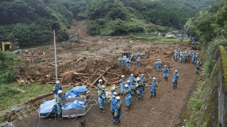 Ιαπωνία: Διασώστες αναζητούν επιζώντες μέσα στις λάσπες μετά τις καταρρακτώδεις βροχές στην πόλη Ατάμι