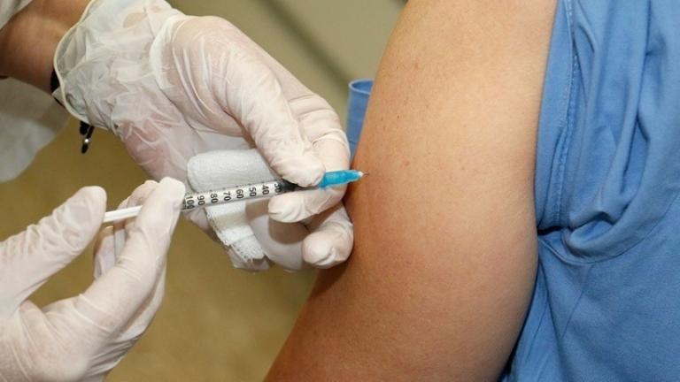 Ανοίγει η πλατφόρμα για κατ' οίκον εμβολιασμό
