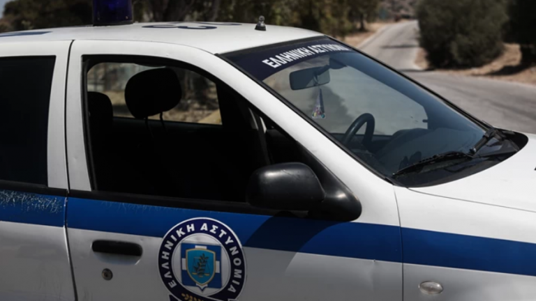 Ένας 25χρονος, ο οποίος ενέχεται σε υπόθεση θανάτωσης ζώου, συνελήφθη χθες το μεσημέρι από αστυνομικούς, παρουσία πταισματοδίκη, σε περιοχή του δήμου Χαλκηδόνας στη Θεσσαλονίκη. Όπως προέκυψε από την έρευνα των αστυνομικών ο συλληφθείς, τα ξημερώματα της 20ης Αυγούστου επιτέθηκε με τη χρήση αιχμηρού αντικειμένου σε σκύλο ιδιοκτησίας 65χρονου. Στη συνέχεια, επιτέθηκε και ο σκύλος ιδιοκτησίας του, με αποτέλεσμα τη θανάτωσή του ζώου του 65χρονου. Σημειώνεται ότι στο πλαίσιο της διερεύνησης της υπόθεσης από τις