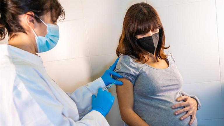Ασφαλή για εγκύους, θηλάζουσες και όσες θέλουν να κάνουν παιδί τα εμβόλια της Pfizer και της Moderna