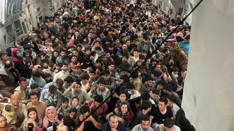 Συγκλονίζει η φωτογραφία με 640 Αφγανούς να έχουν στοιβαχτεί σε στρατιωτικό αεροσκάφος