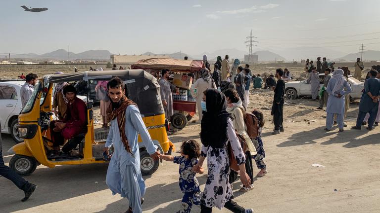 Εκατοντάδες εκτοπισμένες οικογένειες εκλιπαρούν για φαγητό και στέγη στην Καμπούλ