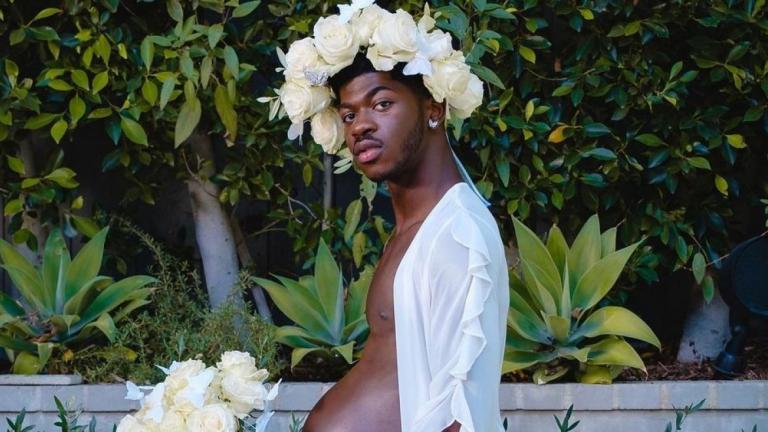 Lil Nas X: Προκαλεί ο 22χρονος ράπερ που φωτογραφήθηκε σε προχωρημένη «εγκυμοσύνη»
