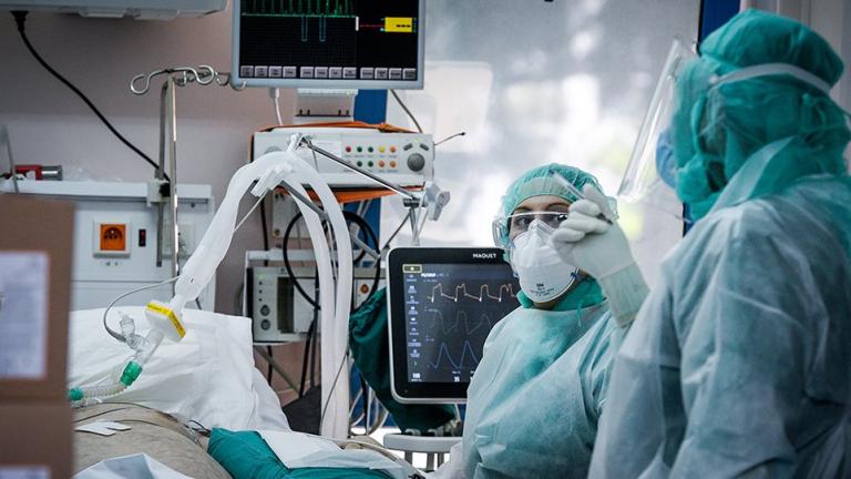 Σε οριακή κατάσταση το σύστημα υγείας  - Μπάινουν στη μάχη Ιδιωτικά νοσοκομεία