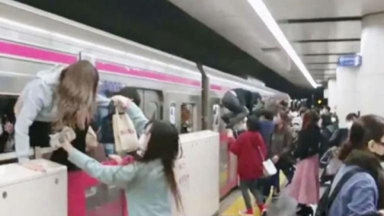 Ιαπωνία: Τουλάχιστον 15 τραυματίες έπειτα από την επίθεση που εξαπέλυσε ένας νεαρός μέσα σε βαγόνι τρένου