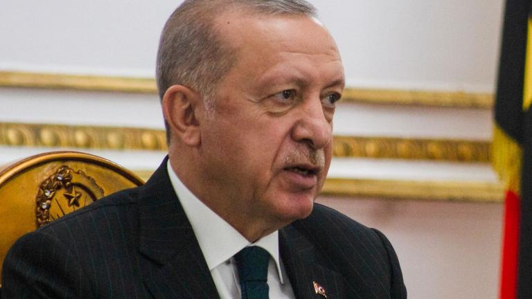 Ο Ερντογάν τεντώνει το σχοινί στην αντιπαράθεσή του με τη Δύση, για να επιβιώσει πολιτικά