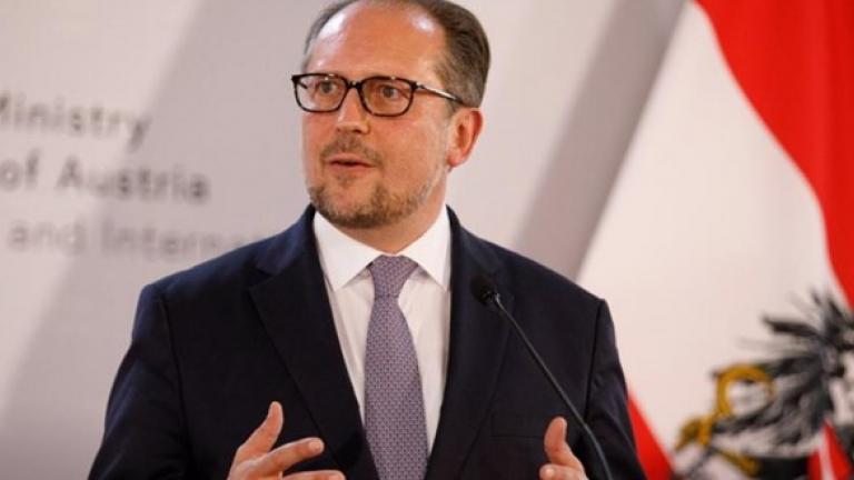 Αυστρία: Ο υπουργός Εξωτερικών Αλεξάντερ Σάλενμπεργκ θα είναι ο επόμενος καγκελάριος μετά την παραίτηση του Κουρτς και τη στήριξη που του παρείχαν οι εταίροι στον κυβερνητικό συνασπισμό 