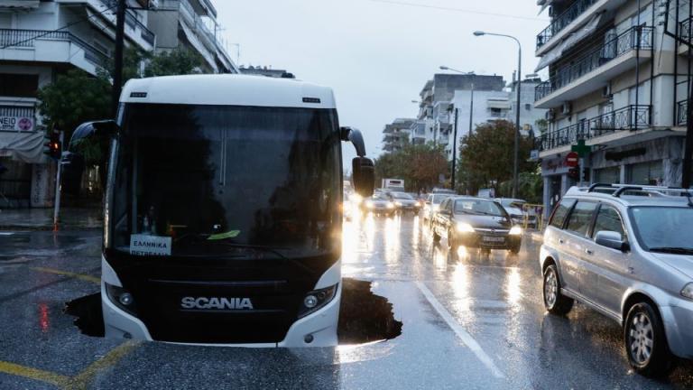 Θεσσαλονίκη: Υποχώρησε το οδόστρωμα και «κατάπιε» λεωφορείο (ΦΩΤΟ)