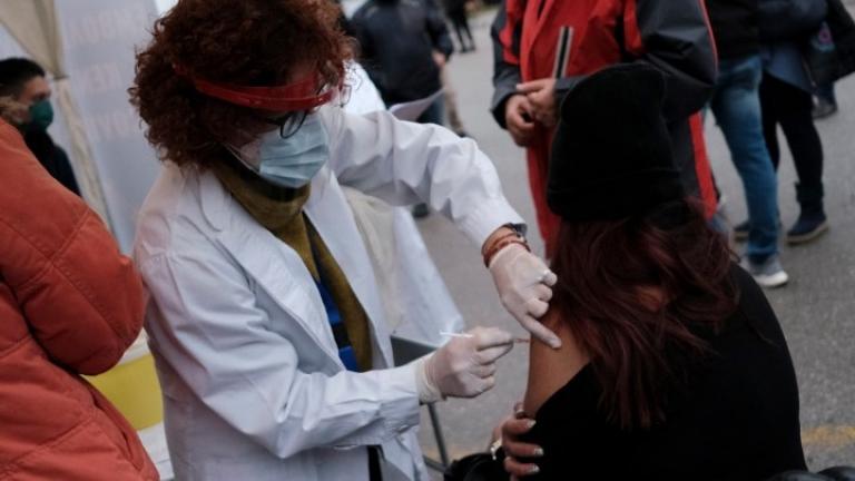 Πλατεία Αριστοτέλους: Τεράστια ουρά για το εμβόλιο που έβγαλε «προσφορά» η 4η ΥΠΕ για την Black Friday