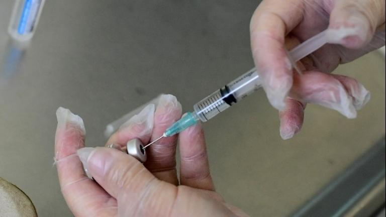 Γαλλία: Σύσταση για χορήγηση 3ης δόσης εμβολίου από τα 18 έτη